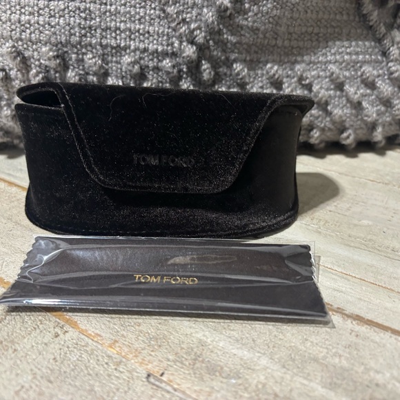 ❤️Tom Ford Luxurious Black Velvet Eyewear Case W/ Cloth - Picture 1 of 3
